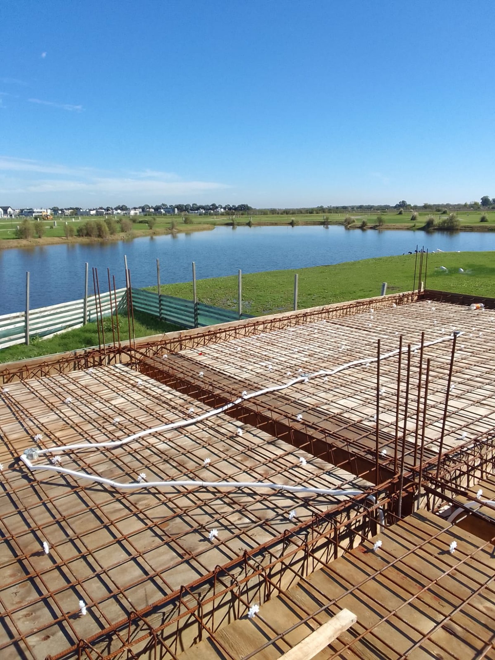 Construcción de losa de hormigón con vista al agua — proyecto Casa en Pueblos del Plata, por Arquitecto Guido Niccoli, en Guillermo Enrique Hudson